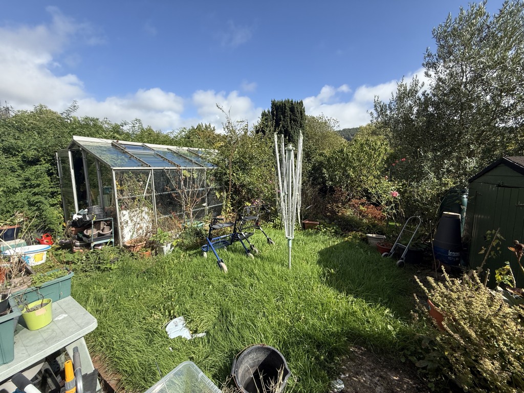 Lot: 109 - DETACHED COTTAGE IN VILLAGE LOCATION FOR UPDATING - Garden